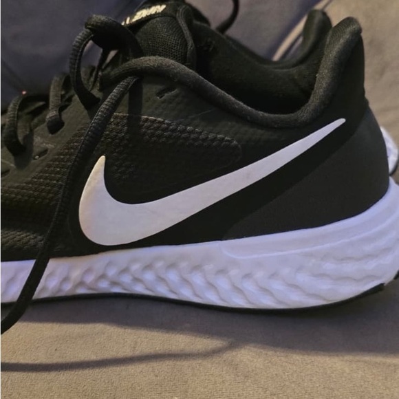 Nike Revolution Men's Black and White Athletic Shoes - Picture 8 of 16